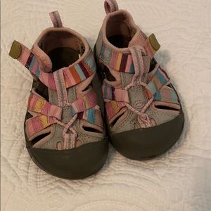 VGUC - size 5 toddler Pink Keen sandals